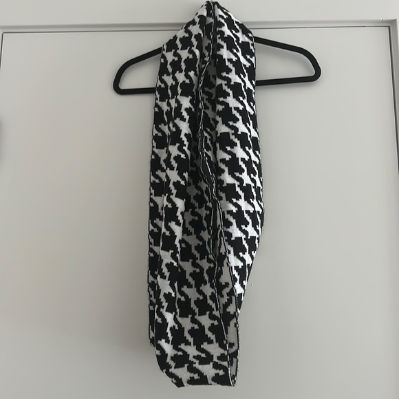 Infinity Scarf - Picture 1 of 3